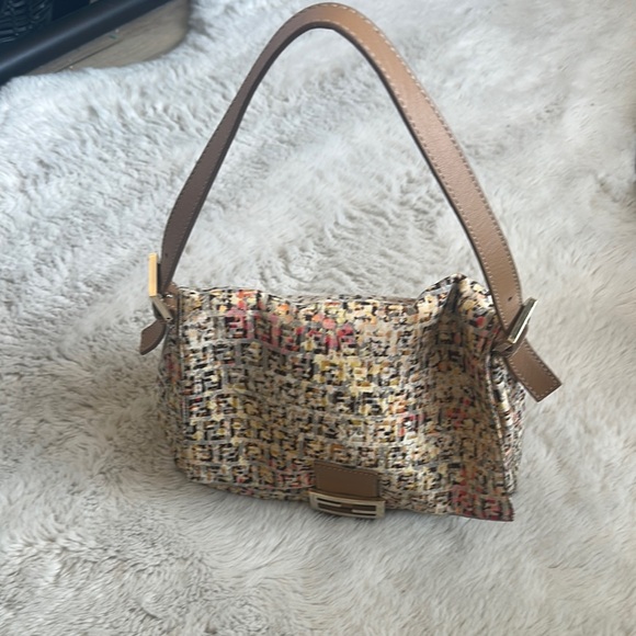 AUTHENTIC FENDI SHOULDER BAG - Picture 2 of 8